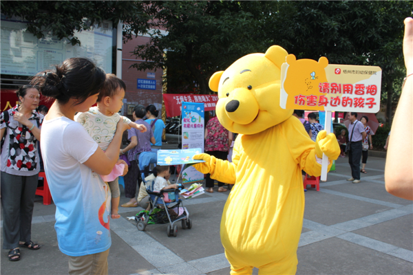 5月29日，梧州市婦幼保健院到潘塘公園參與衛(wèi)生系統(tǒng)開展的世界無煙日宣傳活動，該院醫(yī)務人員扮成可愛的卡通造型，呼吁市民為孩
