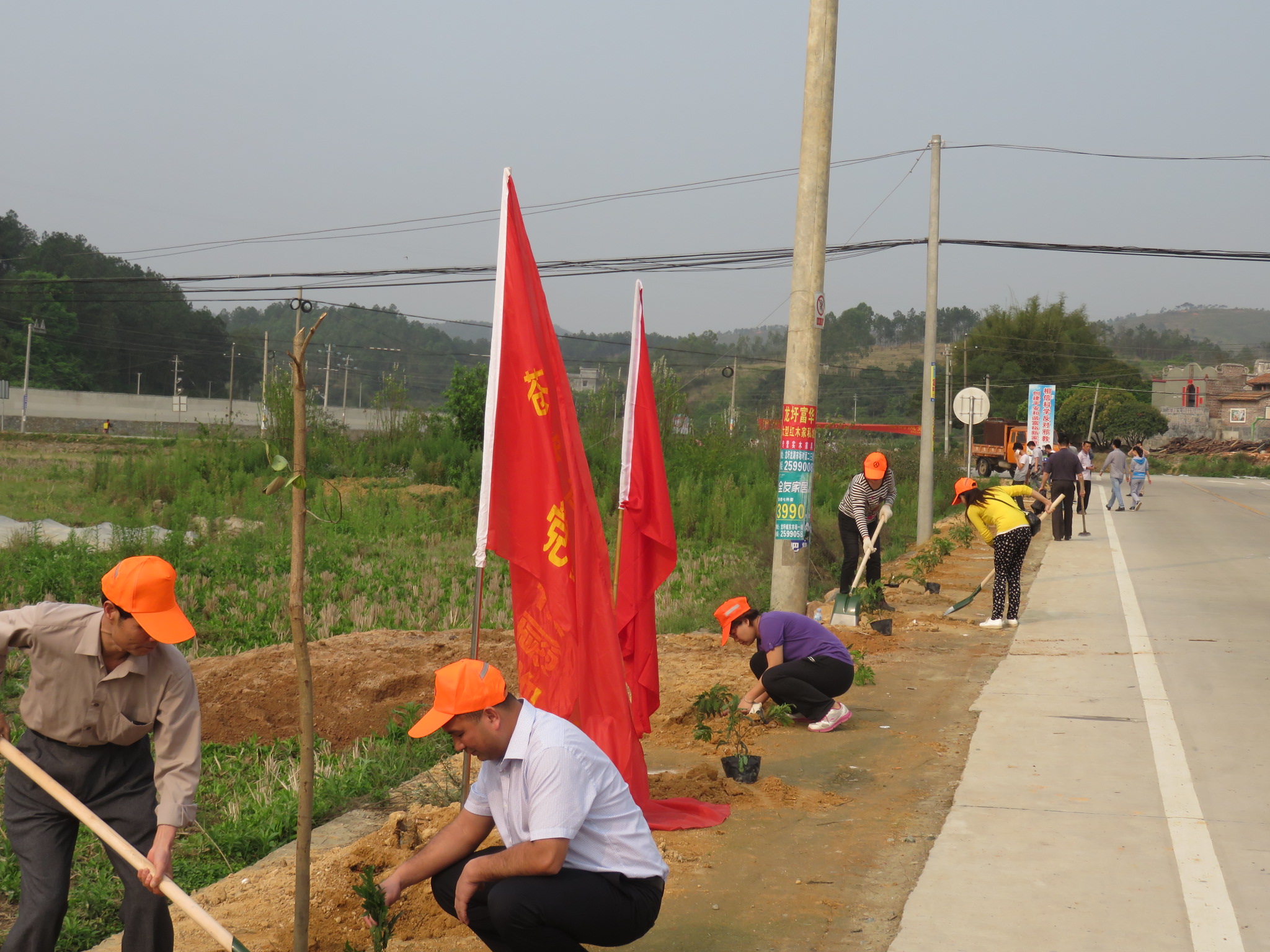 3月19日，龍圩區(qū)人民政府麥用潤副區(qū)長、大坡鎮(zhèn)政府鐘柱海書記、桂東公路管理局陳志武書記、蒼梧公路管理局樂金梅局長等領(lǐng)導(dǎo)與