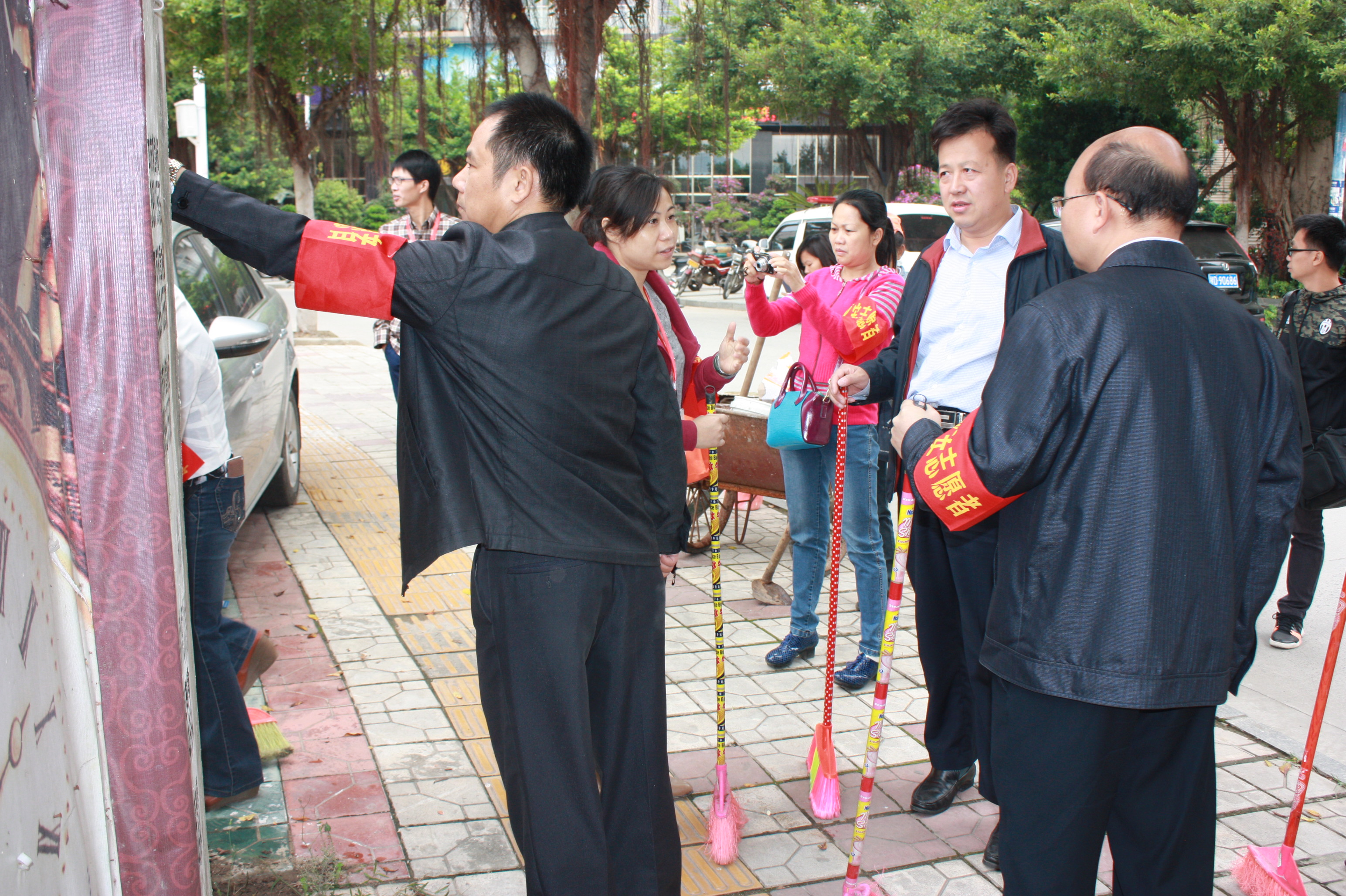 梧州市總工會組織黨員志愿者開展城鄉(xiāng)環(huán)境衛(wèi)生整治活動(dòng)