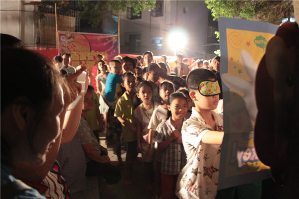 在中秋節(jié)來臨之際，為進(jìn)一步拓展“雙報(bào)到”活動(dòng)，踐行“兩學(xué)一做”學(xué)習(xí)教育，關(guān)愛社區(qū)職工群眾，營造歡樂祥和的節(jié)日氛圍，梧州市