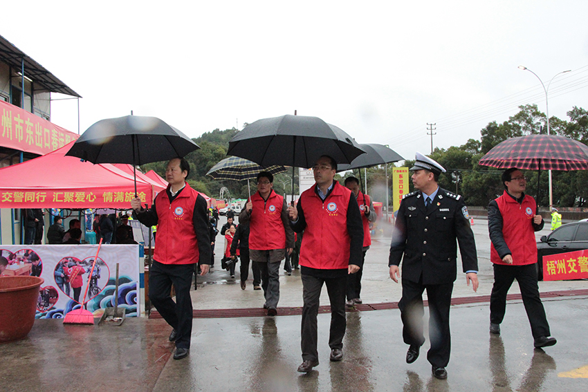 市委常委、組織部部長張惠強(qiáng)，市人大副主任、市總工會主席徐遠(yuǎn)洲一行在東出口春運(yùn)服務(wù)站視察各行業(yè)愛心服務(wù)站.jpg