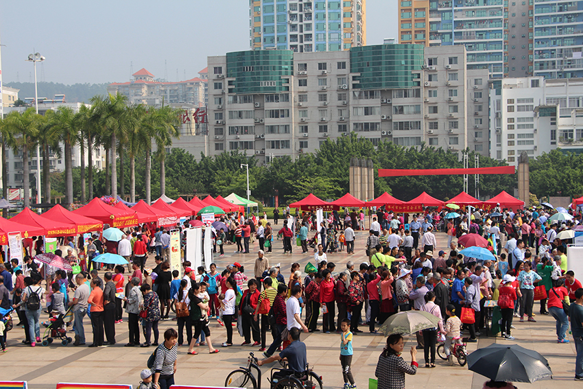 市總工會(huì)舉辦慶五一“中國(guó)夢(mèng)，勞動(dòng)美”服務(wù)職工廣場(chǎng)活動(dòng)(圖文)