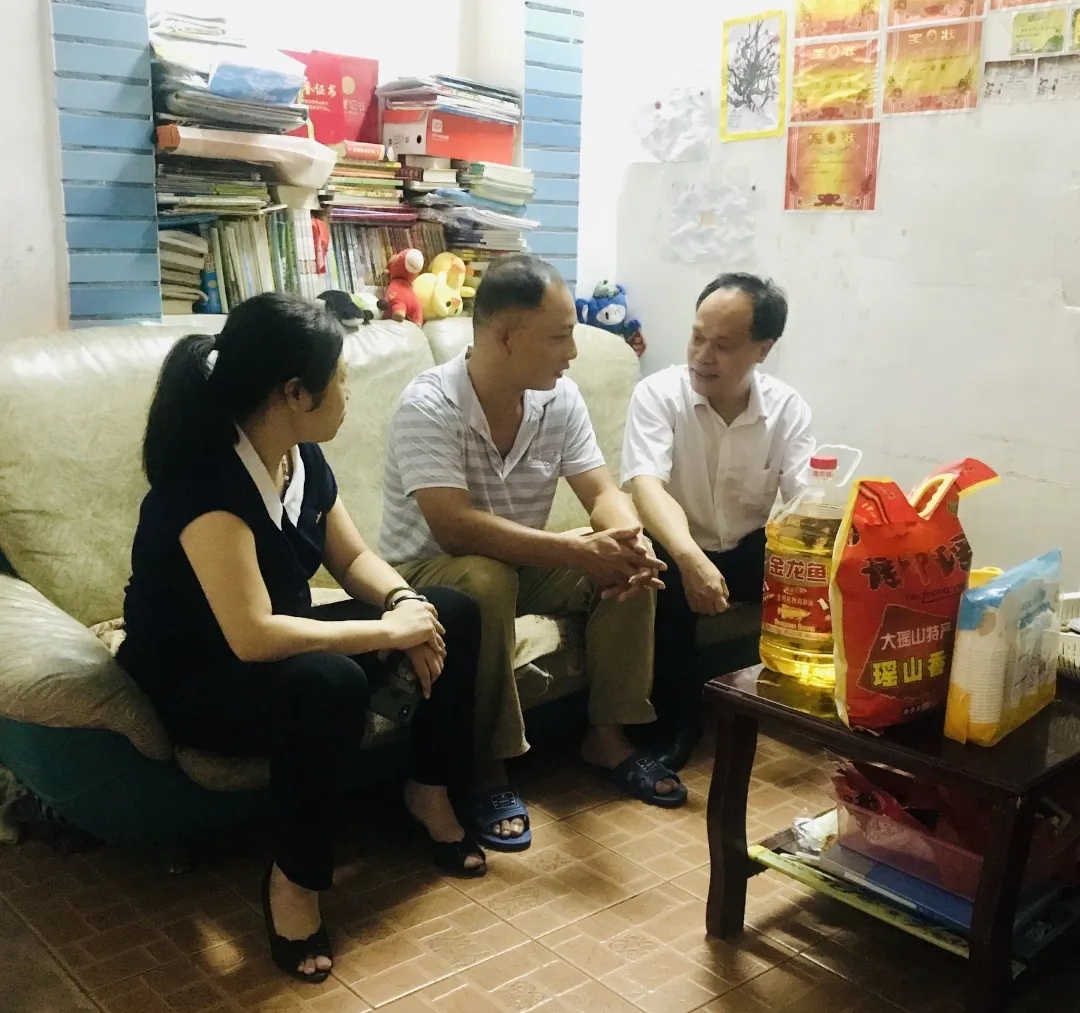 節(jié)日慰問暖人心，結對幫扶情誼真