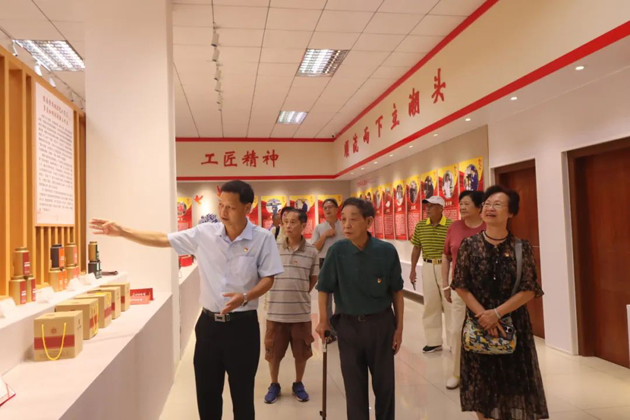 退休不褪色，丹心永向黨丨市總工會(huì)退休黨支部開(kāi)展主題黨日活動(dòng)