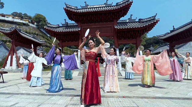 聽，梧州學(xué)院的教職工演繹《禮儀之邦》向祖國73周年華誕獻禮