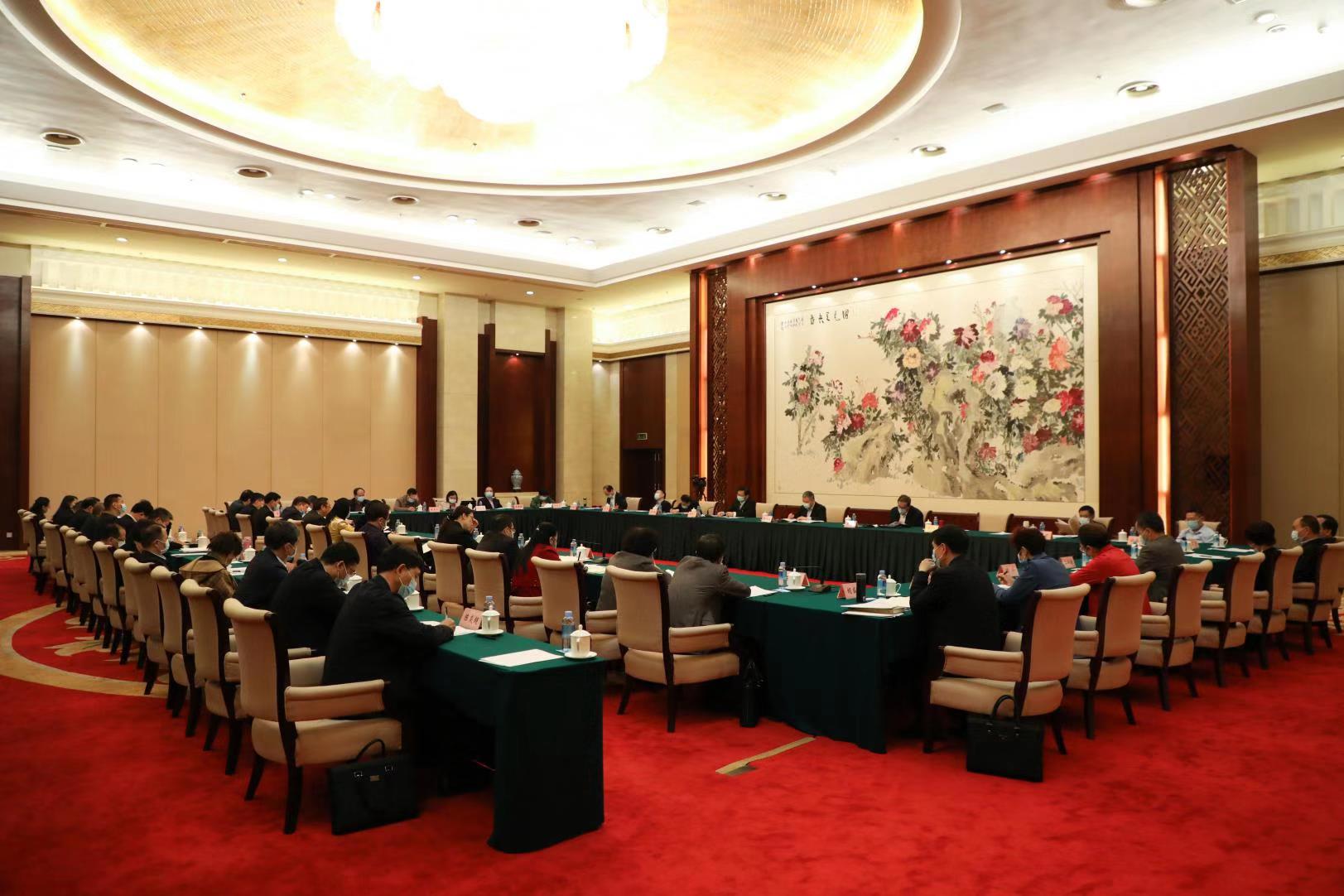 自治區(qū)政協(xié)十二屆四次會(huì)議召開(kāi)期間，工會(huì)界別委員結(jié)合工作實(shí)際，積極建言獻(xiàn)策——